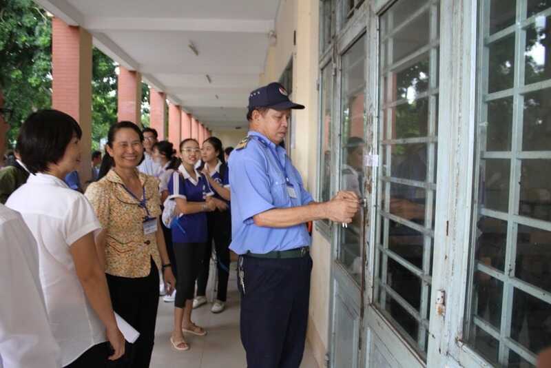 Nhân viên bảo vệ đảm bảo an ninh cho trường học